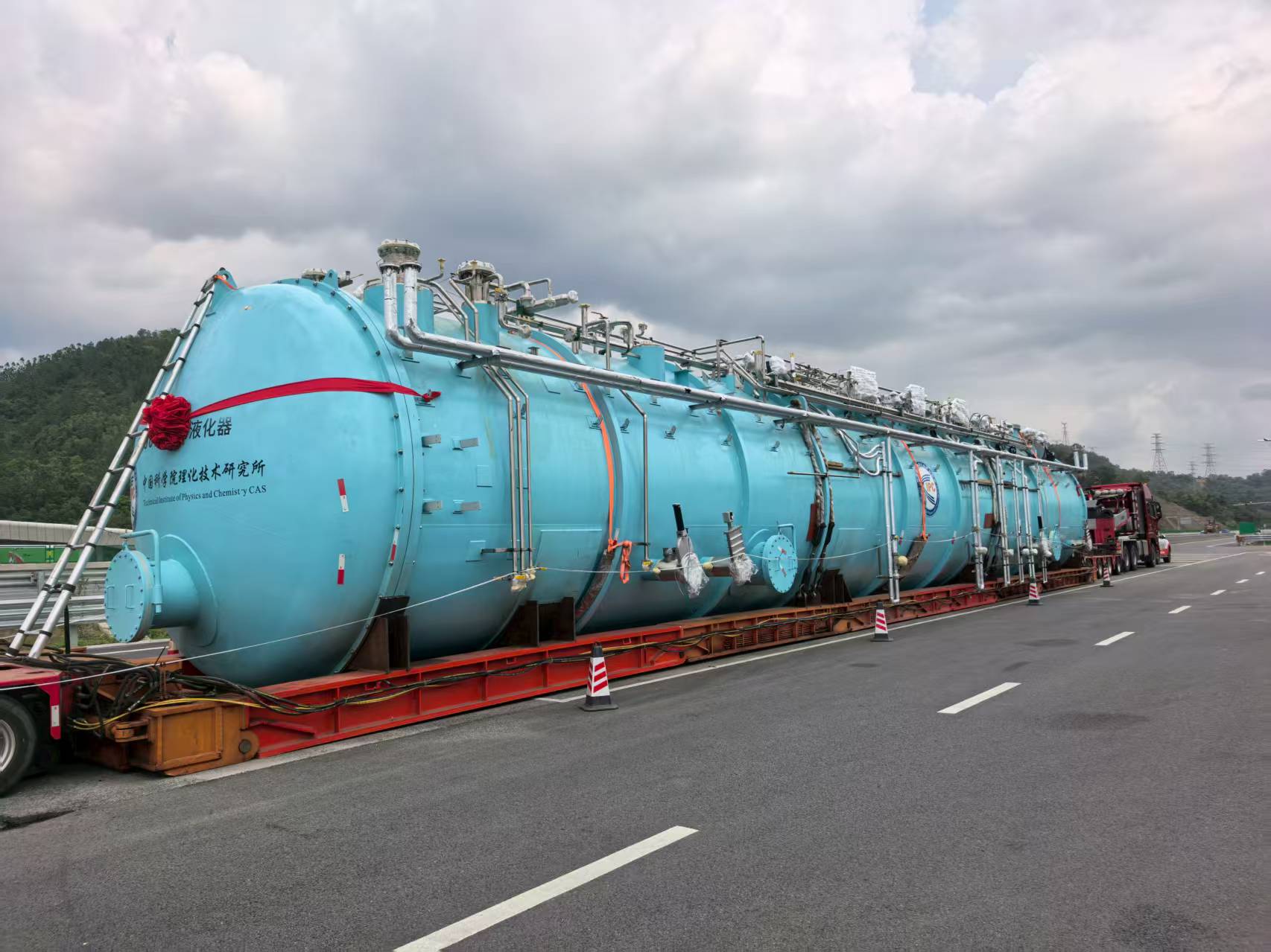 18kW/4.5K(含4W/2K)氦制冷机完成搬迁与现场安装